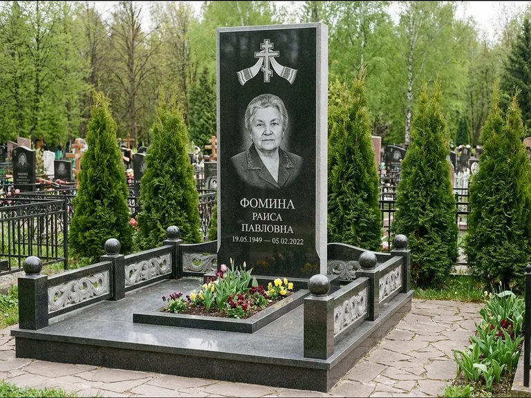 Памятник из чёрного гранита — семейный мемориал с ажурным резным крестом, работа «Мельникова» в Воронеже
