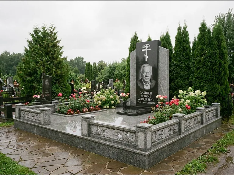 Памятник из чёрного гранита — стела с двумя портретами с крестом с рушником, работа «Богданов» в Воронеже