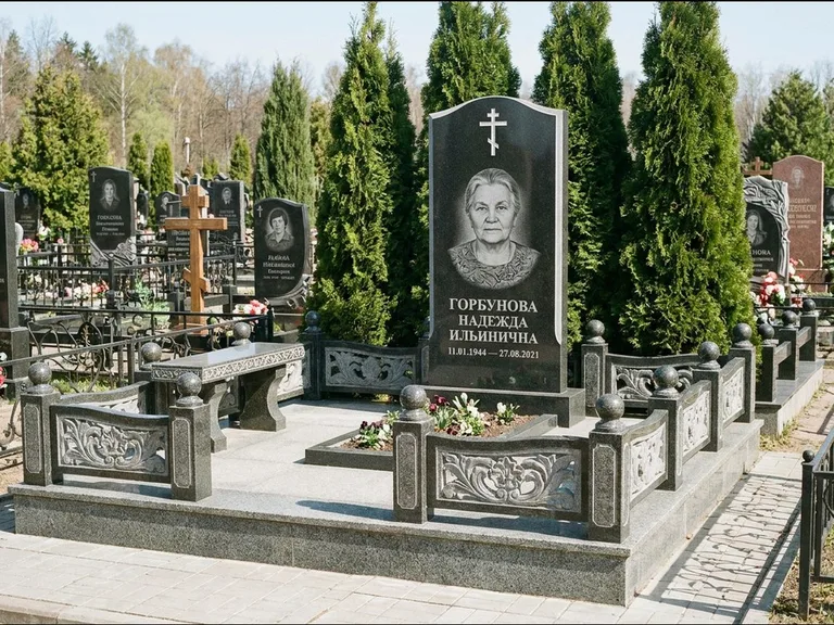 Памятник из чёрного гранита — стела с золочёным крестом с крестом с терновым венцом, работа «Селезнёва» в Воронеже