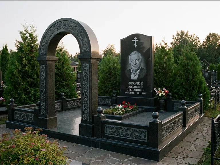 Памятник из чёрного гранита — высокая стела с процветшим крестом с православным восьмиконечным крестом, работа «Панкратов» в Воронеже