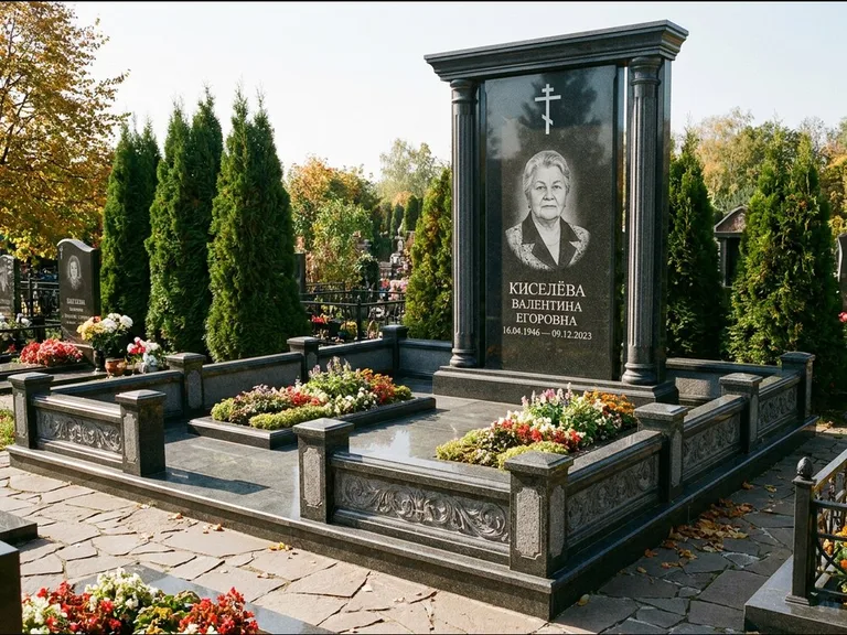 Памятник из чёрного гранита — стела с кельтским крестом с латинским крестом, работа «Ерофеева» в Воронеже
