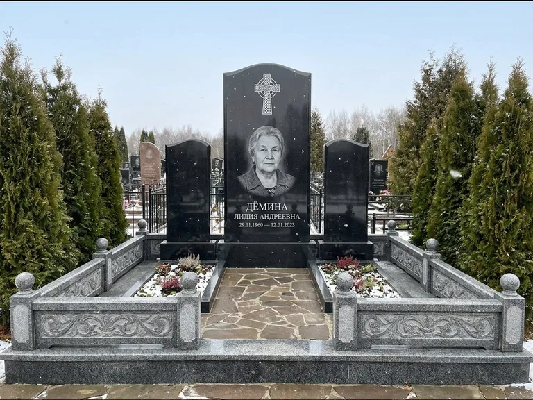 Памятник из чёрного гранита — стела с крестом и ветвью с кельтским крестом, работа «Лаврентьева» в Воронеже