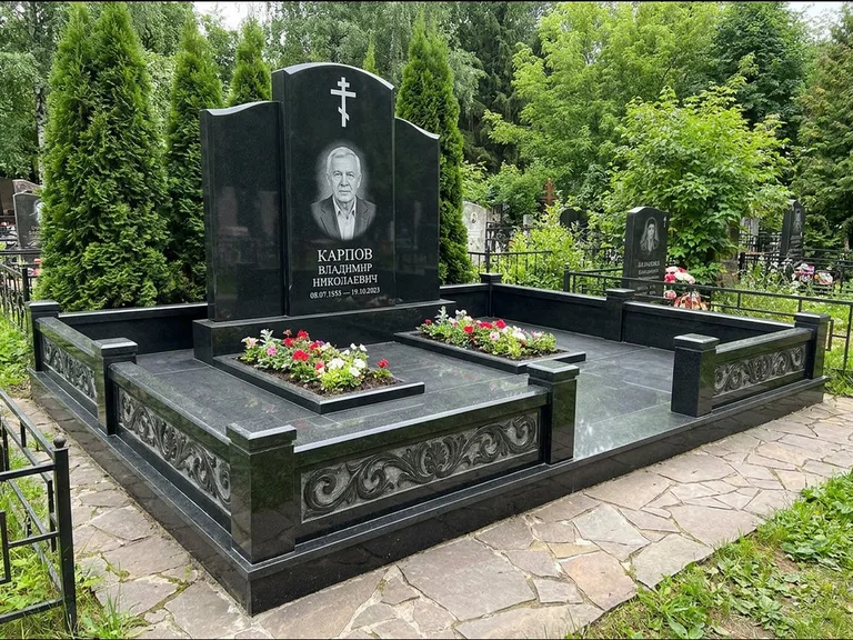 Памятник из чёрного гранита — двойная семейная стела с крестом на Голгофе, работа «Тихонов» в Воронеже
