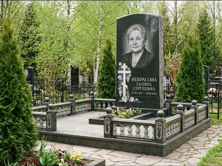 Памятник из чёрного гранита — стела с крестом и книгой с крестом с распятием, работа «Савельева» в Воронеже