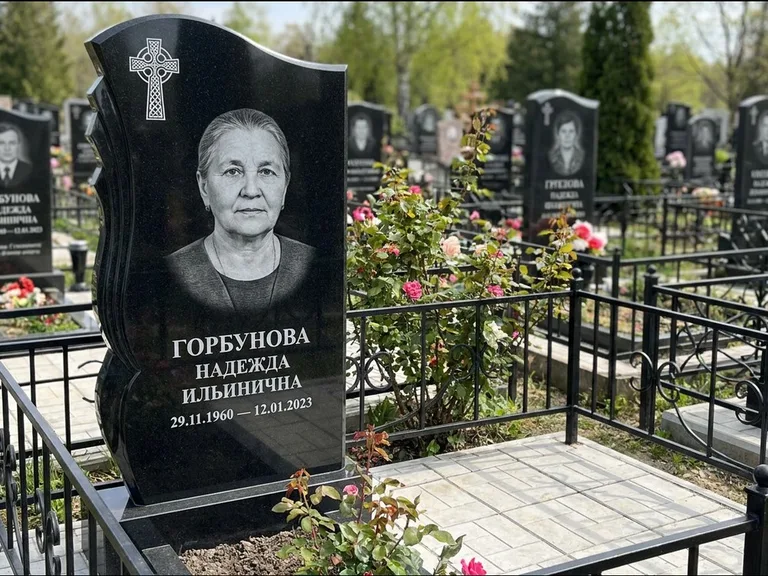 Памятник из чёрного гранита — высокий обелиск с кельтским крестом, работа «Одинцова» в Воронеже