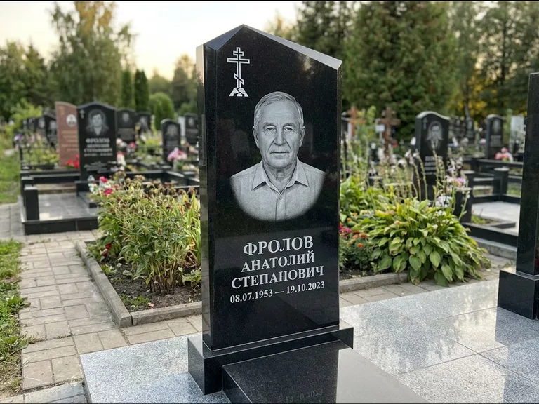 Памятник из чёрного гранита — стела со столиком и скамьёй с крестом на Голгофе, работа «Верещагин» в Воронеже