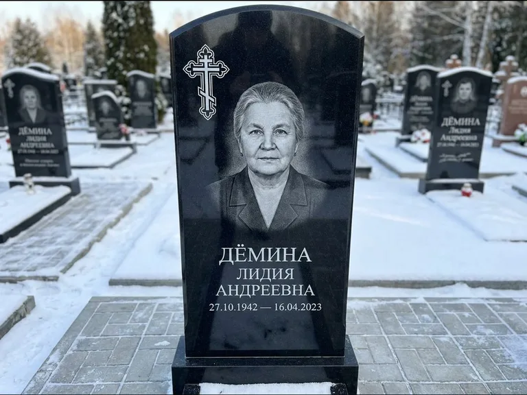 Памятник из чёрного гранита — стела домиком с крестом в лучах, работа «Селезнёва» в Воронеже