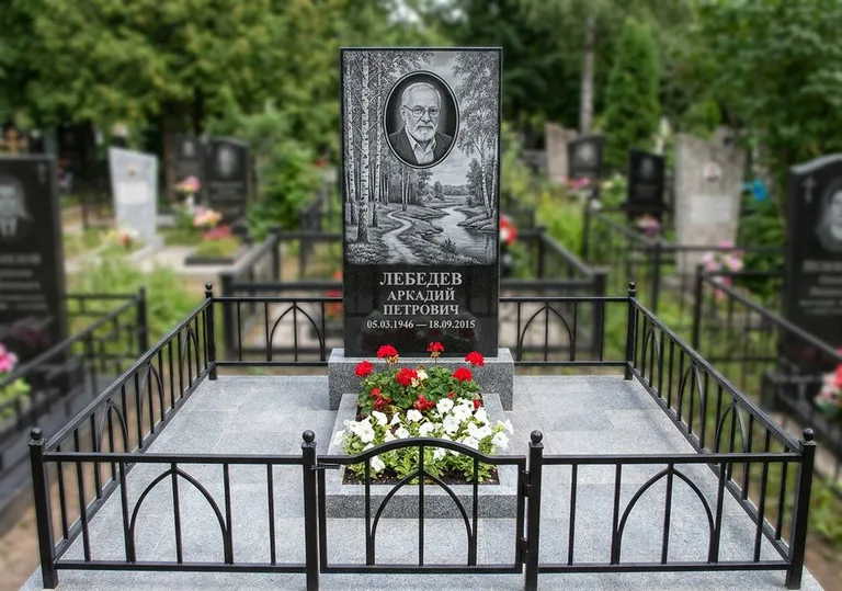 Памятник с гравировкой берёзовой рощи, портретом и надписью в Воронеже