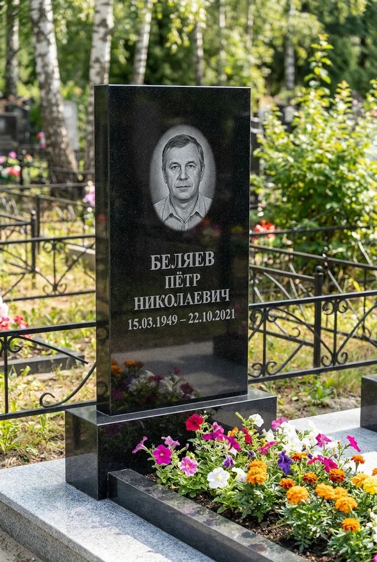 Вертикальный чёрный гранитный памятник под ключ с цветником в Воронеже