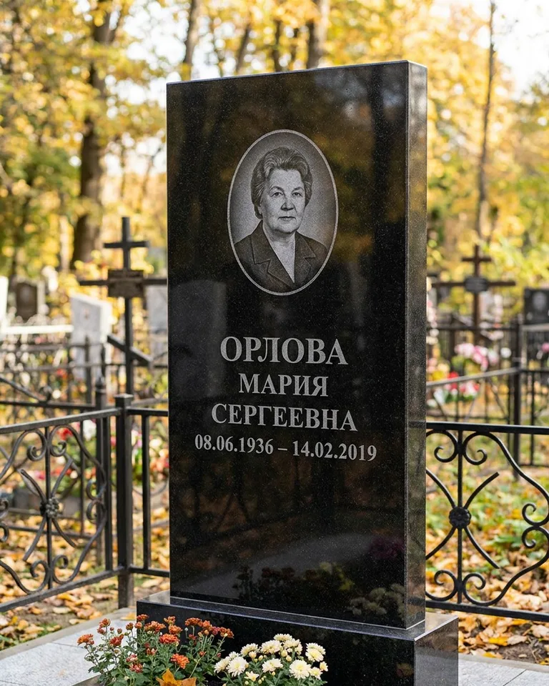 Вертикальный серый гранитный памятник под ключ, осень в Воронеже