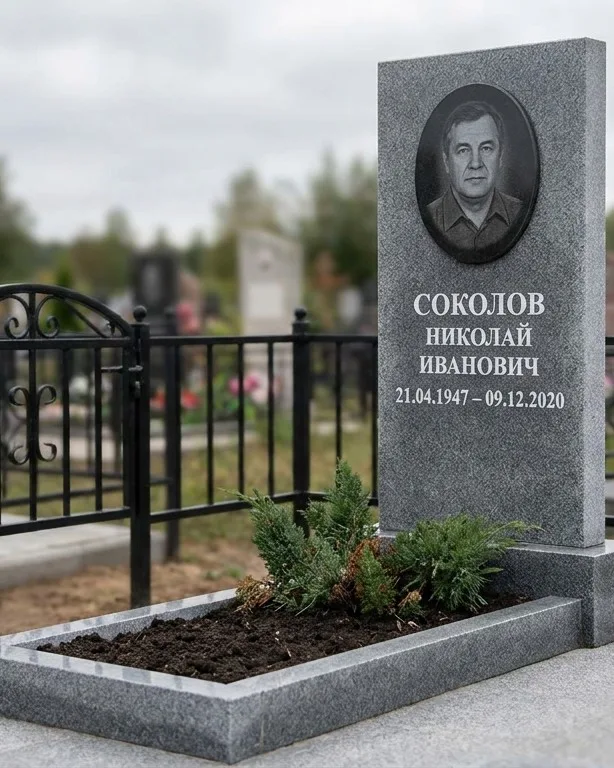 Чёрный памятник под ключ на гранитном цоколе в Воронеже
