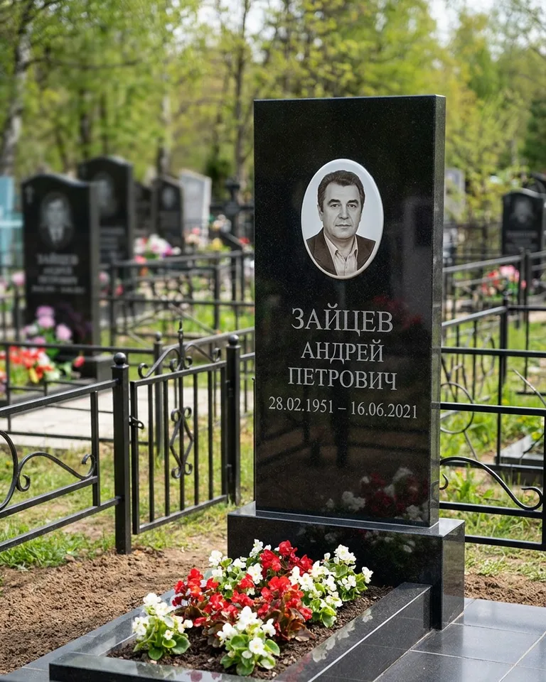 Памятник под ключ с гранитной вазой и цветами в Воронеже