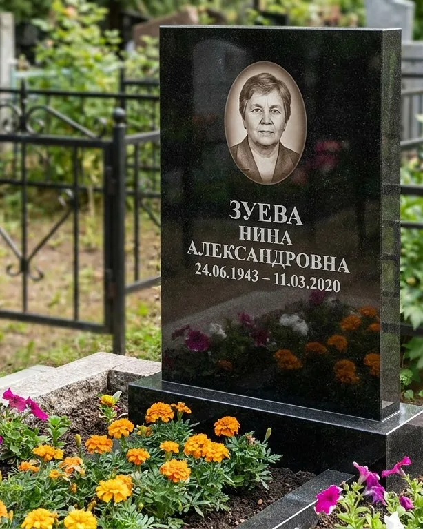 Горизонтальный чёрный гранитный памятник под ключ в Воронеже