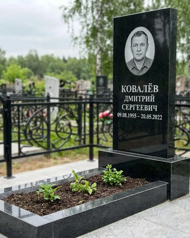 Горизонтальный серый памятник под ключ, осень в Воронеже
