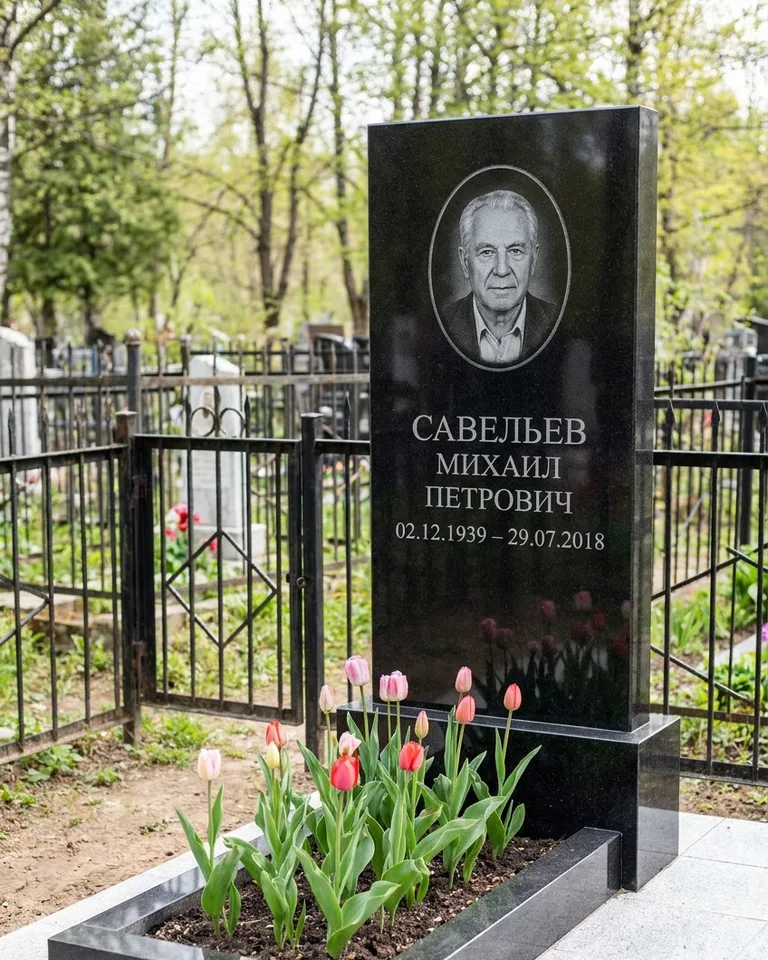 Горизонтальный памятник под ключ на гранитном основании в Воронеже