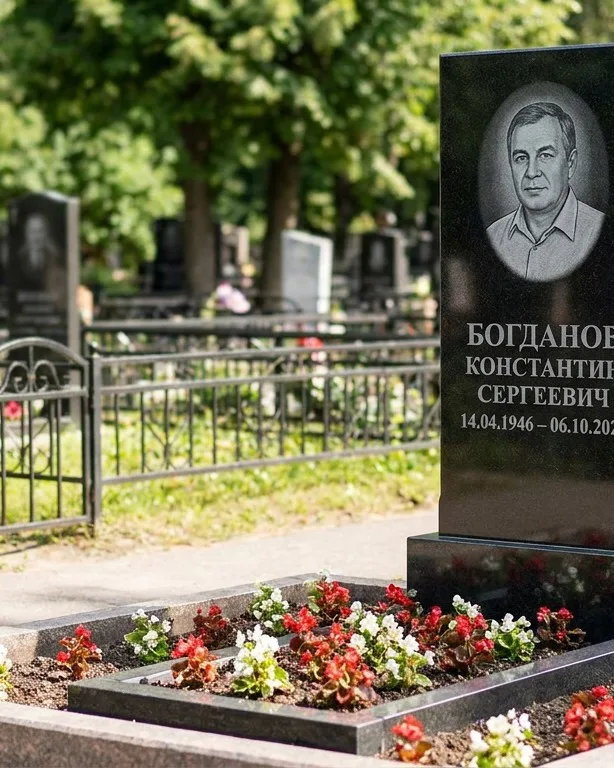 Низкий горизонтальный памятник под ключ с цветником в Воронеже