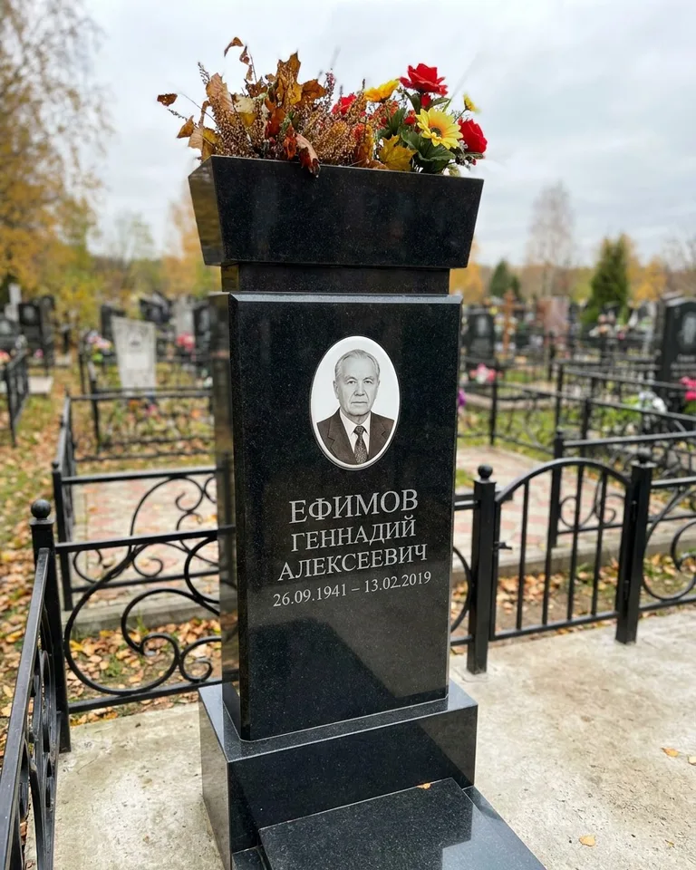 Двойной семейный памятник под ключ с портретами в Воронеже