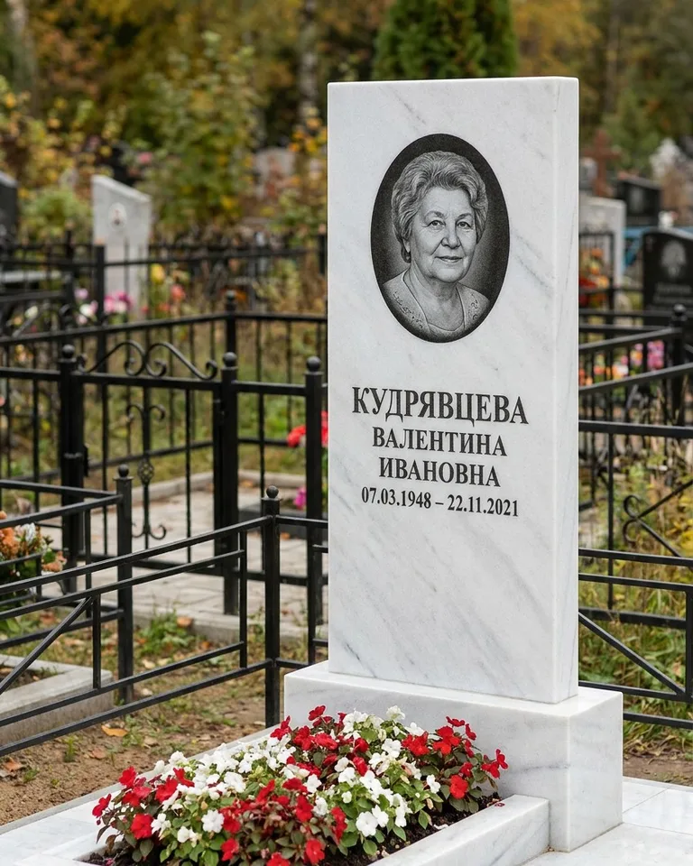 Двойной памятник под ключ с цоколем и плиткой в Воронеже
