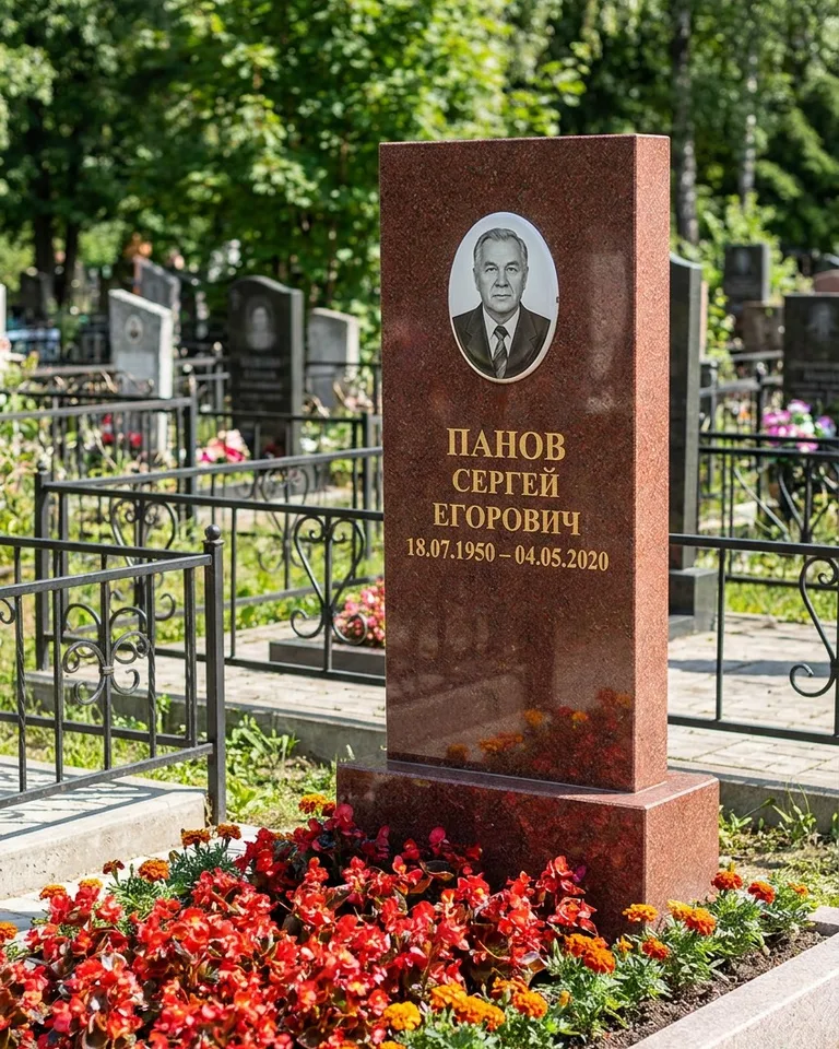 Двойной серый памятник под ключ с вазой в Воронеже