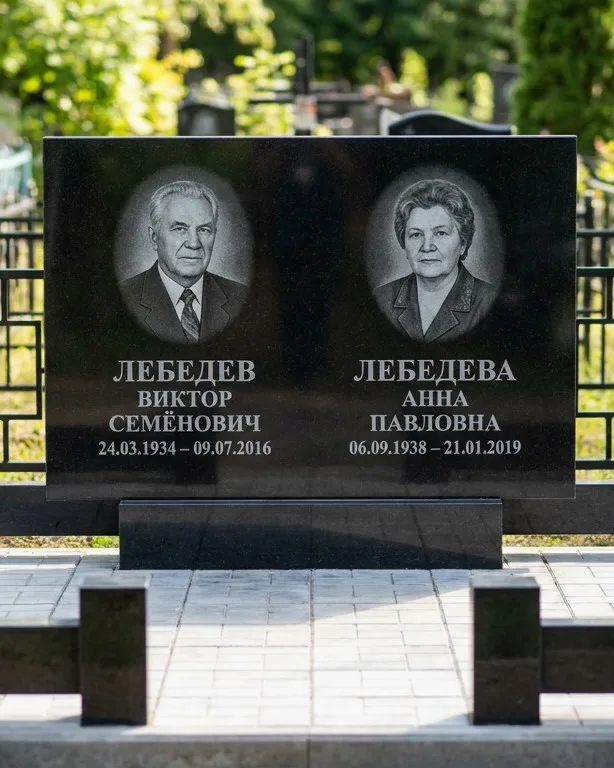 Памятник под ключ из красного гранита в Воронеже