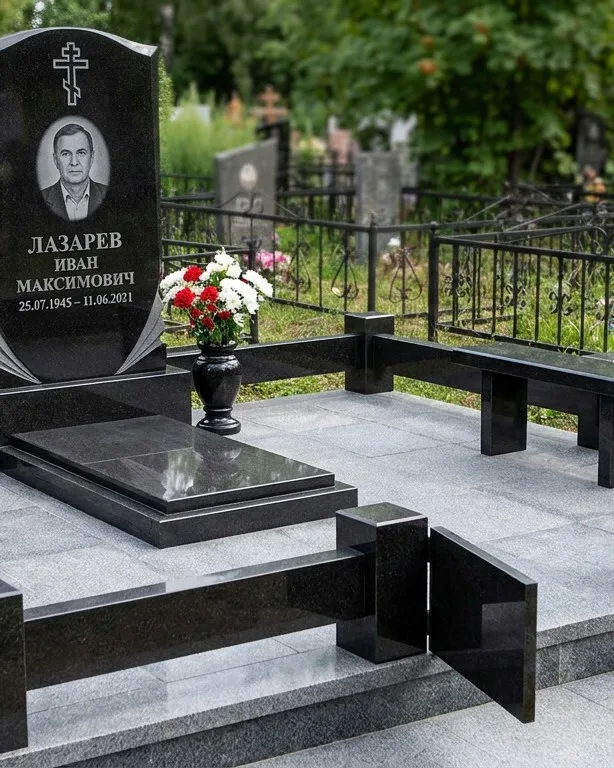 Памятник под ключ зимой с венком в Воронеже