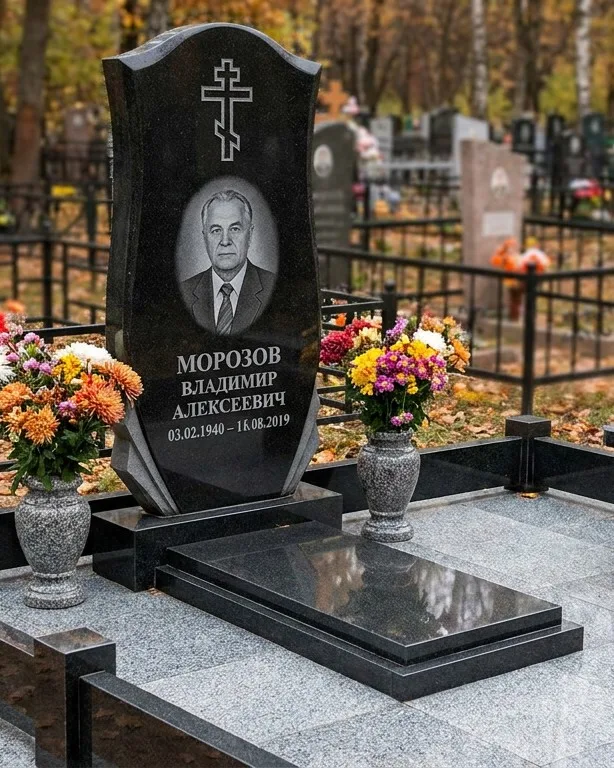 Памятник под ключ со скамьёй и мощением в Воронеже