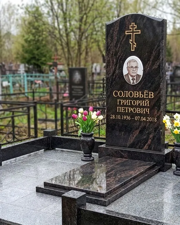 Памятник под ключ с гранитным цоколем и вазой, осень в Воронеже