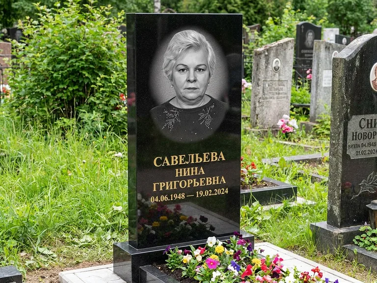 Портрет на памятнике в Воронеже — Паспортное фото восстановили и награвировали на чёрной стеле