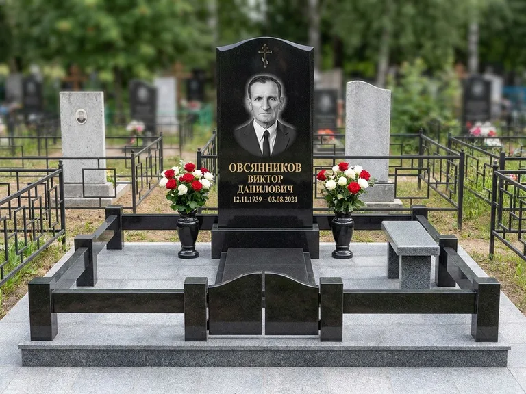 Портрет на памятнике в Воронеже — Старый снимок → гравировка на премиум-комплексе с плиткой и оградой
