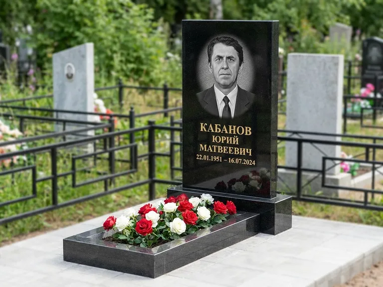 Портрет на памятнике в Воронеже — Старый снимок → гравировка на вертикальной стеле