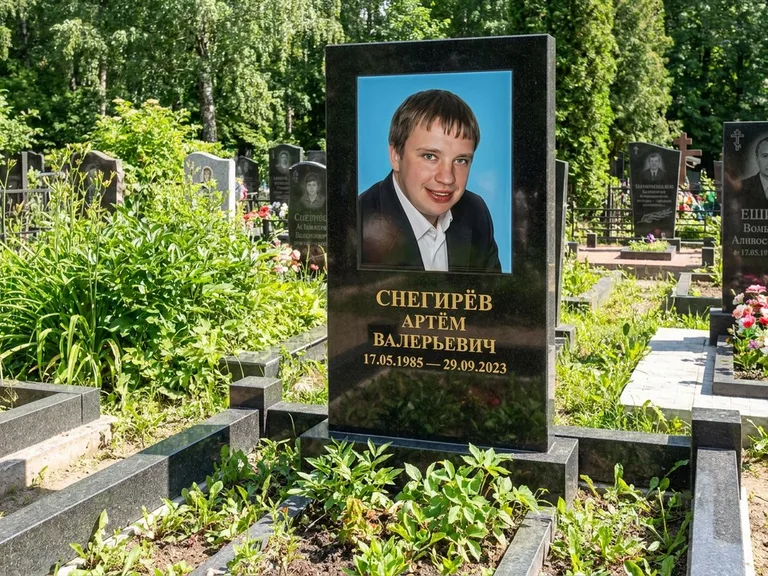 Портрет на памятнике в Воронеже — Цветное фото → прямоугольная фотокерамика на чёрном граните