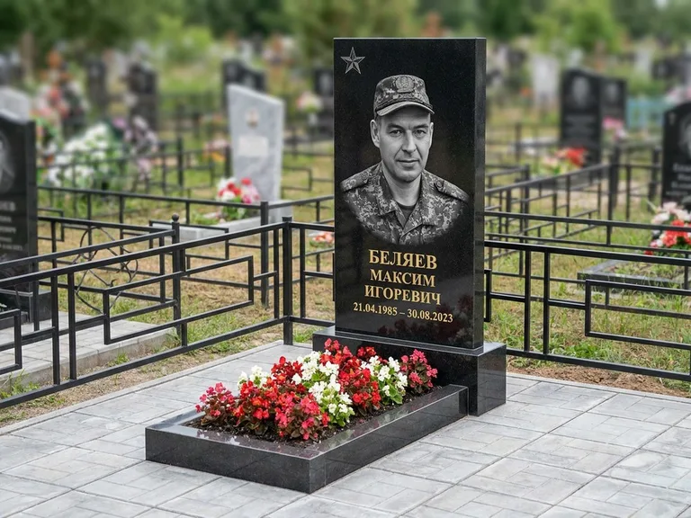Портрет на памятнике в Воронеже — Военное фото → цветная фотокерамика, гравированная звезда