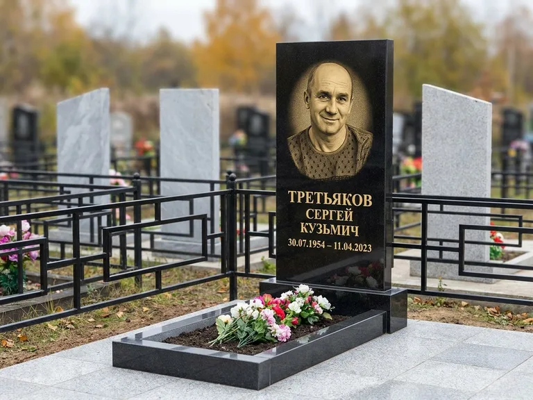 Портрет на памятнике в Воронеже — Восстановленный портрет → гравировка на вертикальной стеле