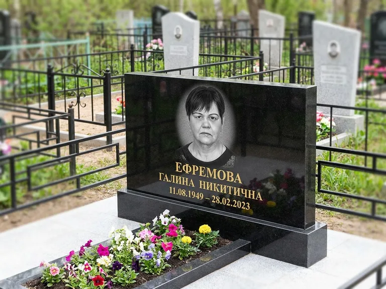 Портрет на памятнике в Воронеже — Ч/б портрет → гравировка на горизонтальном памятнике