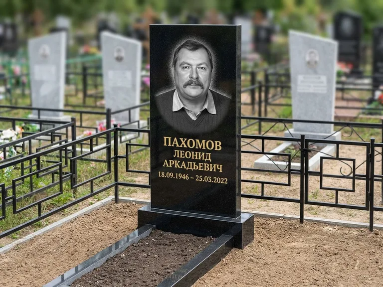 Портрет на памятнике в Воронеже — Маленькое фото → гравировка на простом бюджетном памятнике