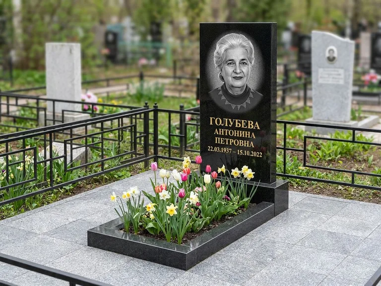 Портрет на памятнике в Воронеже — Выцветший скан восстановили и награвировали на стеле