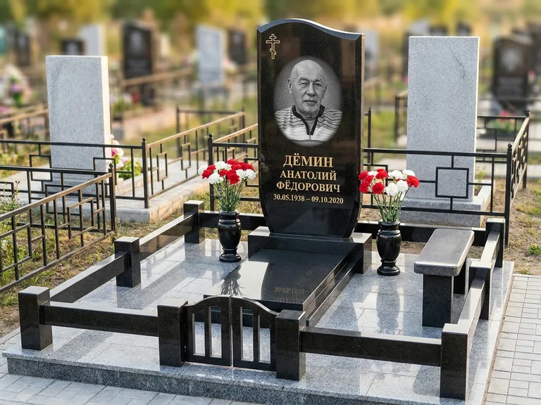 Портрет на памятнике в Воронеже — Реставрация → гравировка на премиум-комплексе