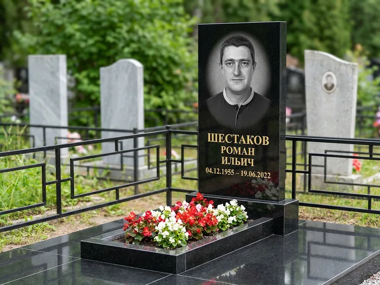 Портрет на памятнике в Воронеже — Ч/б портрет → гравировка на стеле