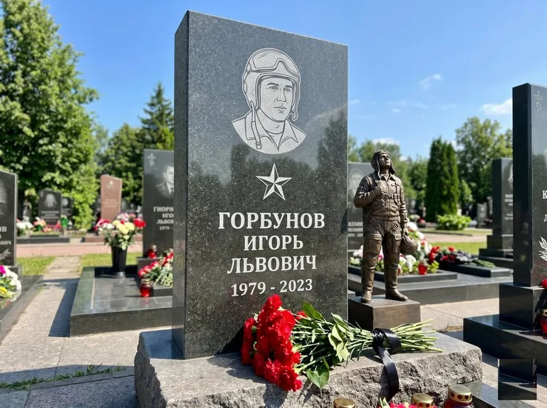 Гранитная фигура лётчика на памятнике военному со звездой в Воронеже
