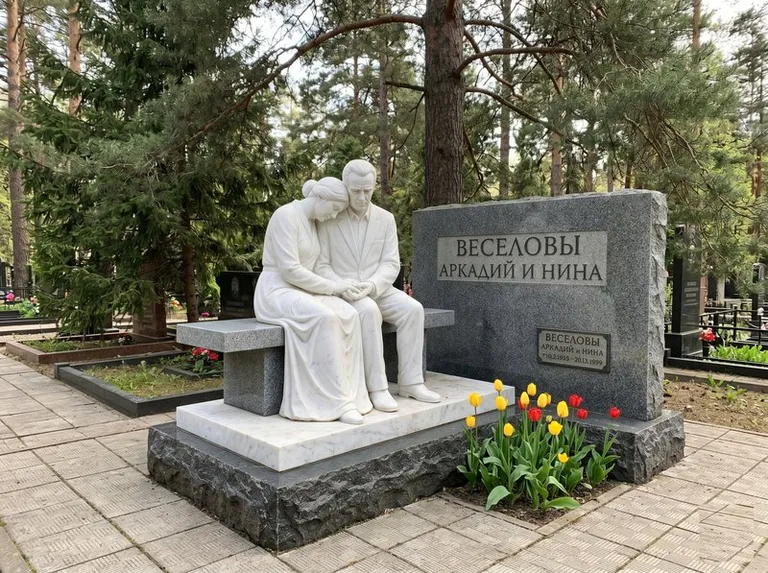 Мраморная скорбящая пара на эксклюзивном мемориале в Воронеже