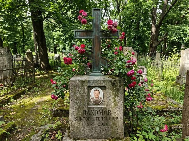 Бронзовый крест с розами на гранитной плите в Воронеже