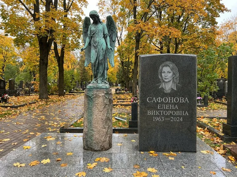 Бронзовый ангел на колонне рядом с памятником в Воронеже
