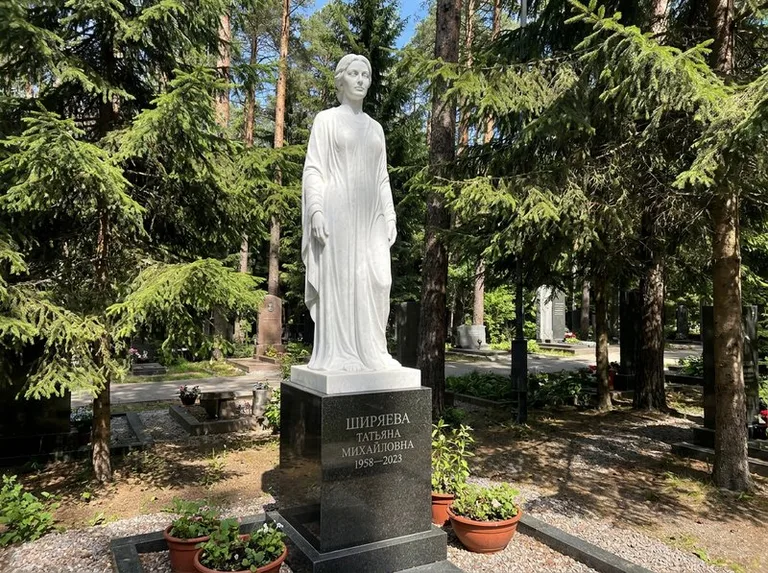 Ростовая женская фигура с портретным сходством на мемориале в Воронеже