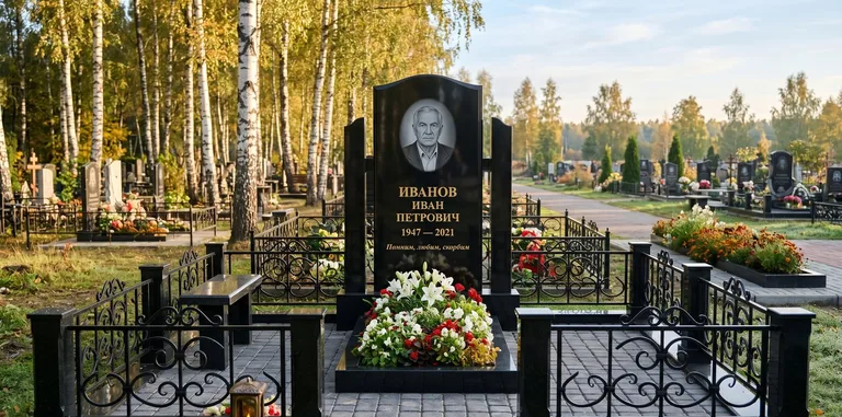 Мемориальный комплекс с цветником и оградой в Воронеже