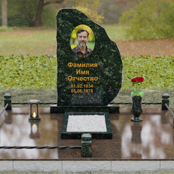 Гранитный памятник — скала с кованой оградой, гранит Балтик грин, вид 2, в Якутске