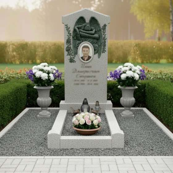 Гранитный памятник с крыльями ангела, гранит Мансуровский, в Якутске