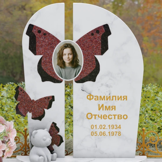 Мемориал с вертикальной стелой и крыльями бабочки, мрамор Тассос
