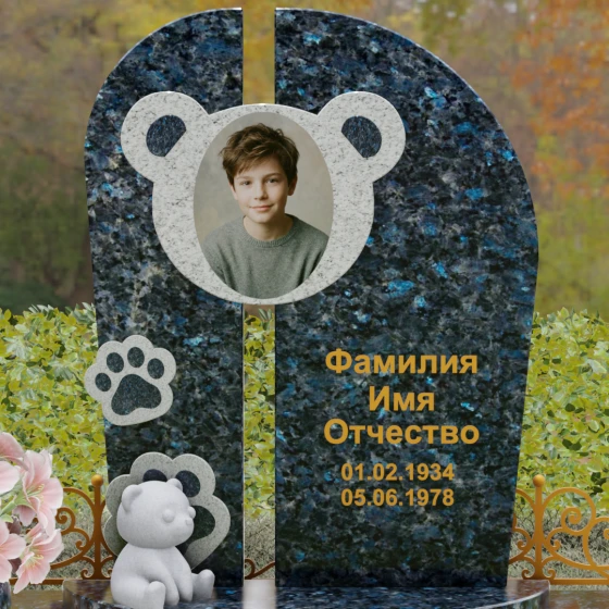Вертикальный гранитный памятник с рельефом медвежонка, гранит Блю Перл, в Якутске