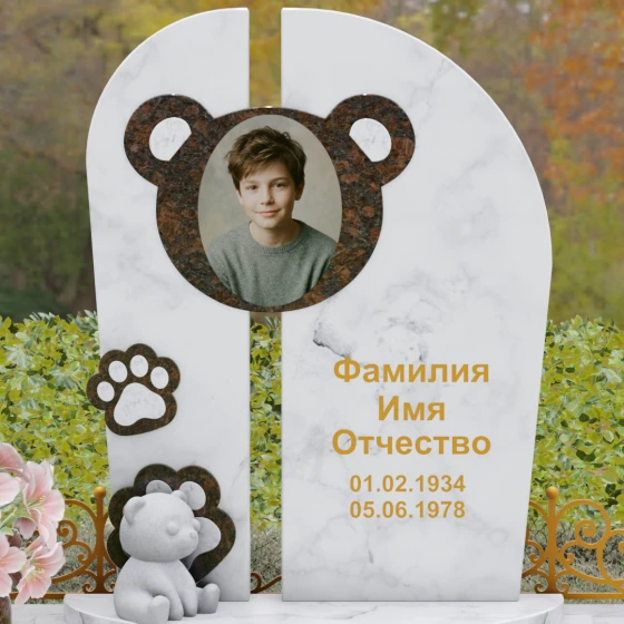Вертикальный гранитный памятник с рельефом медвежонка, мрамор Тассос, в Якутске