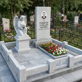 Памятник со скульптурой ангела из серого гранита